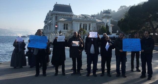 مصريون يتظاهرون أمام قنصليتهم بإسطنبول احتجاجاً على إعدام 9 معارضين