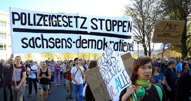 آلاف الألمان يتظاهرون ضد العنصرية في بلادهم