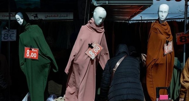 واجهة متجر لبيع العباءات في فرنسا الفرنسية