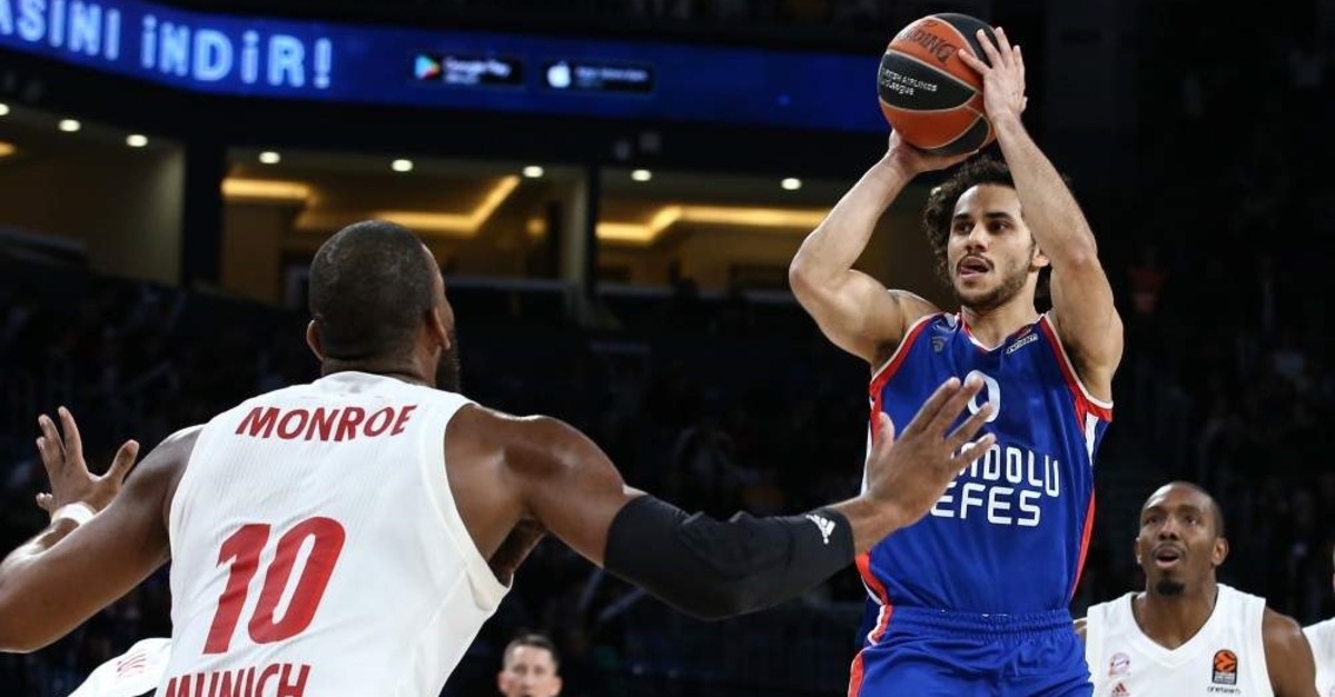 Shane Larkin recorded 49 points for Anadolu Efes against Bayern Munich, becoming the highest scorer in a match in THY EuroLeague's history. (AA Photo)