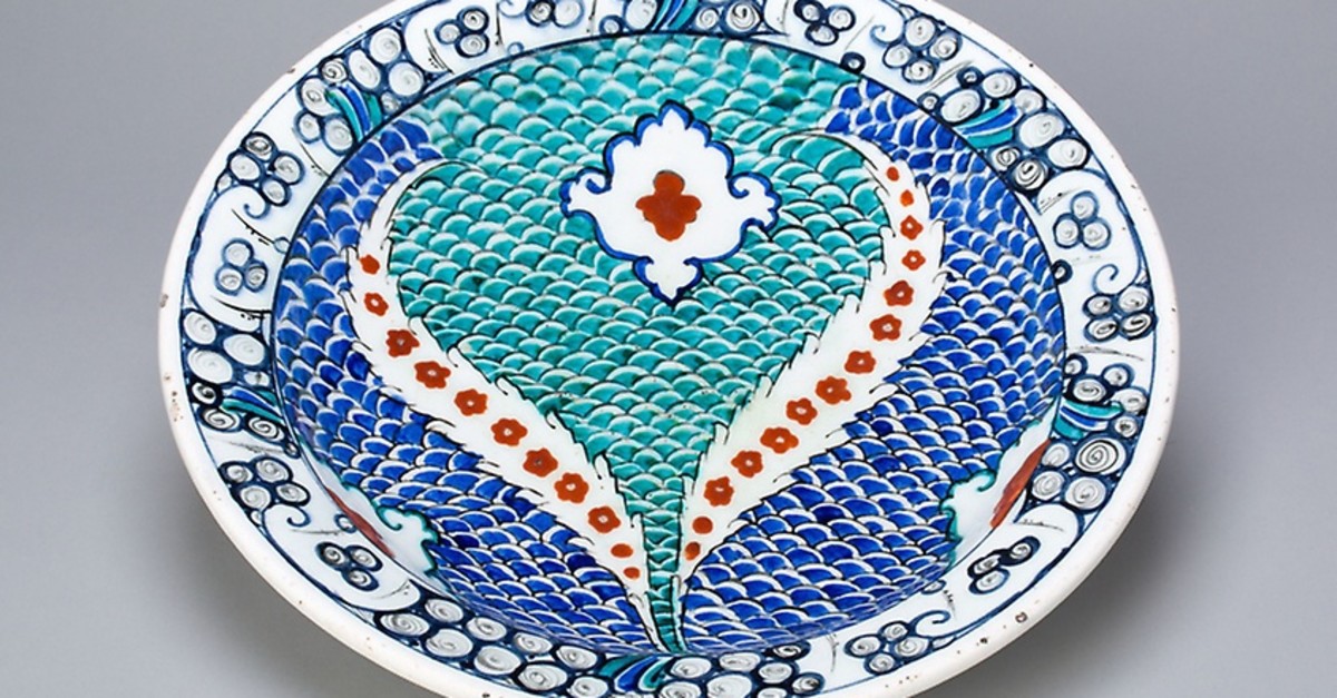  Plate with scale pattern and serrated leaves, Ottoman dynasty (1299u20131923), late 16th century, u0130znik, Turkey. 