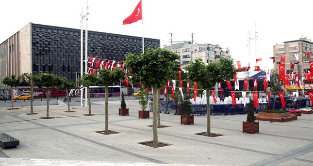 Frisch gepflanzte Bäume Sinnbild für neuen Taksim-Platz