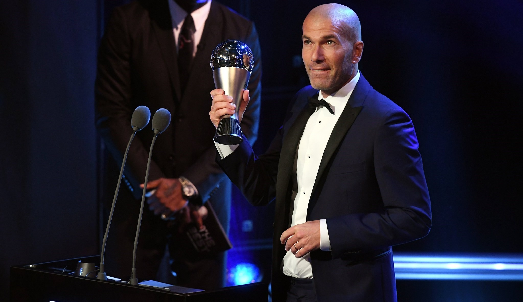 Real Madrid coach Zinedine Zidane picks up the FIFA Men's Coach 2017 award during the Best FIFA Football Awards 2017 at the London Palladium, London, October 23, 2017. (EPA Photo)