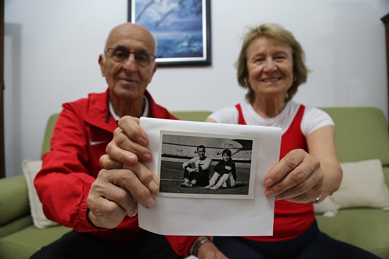 Oktay and Çiçek Şensoy show a picture from the early years of their romance.