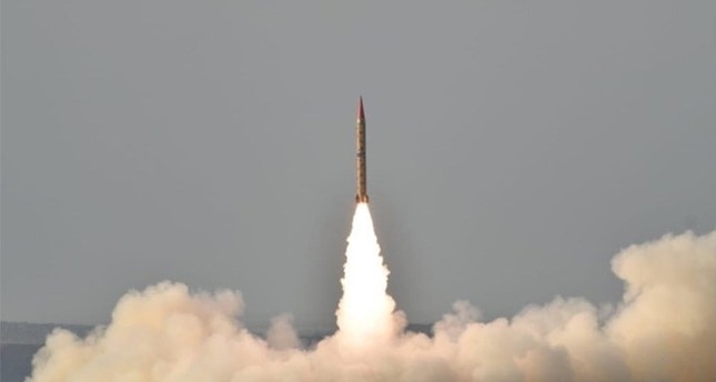 الجيش الباكستاني يعلن إطلاقه صاروخا قادرا على حمل رؤوس نووية