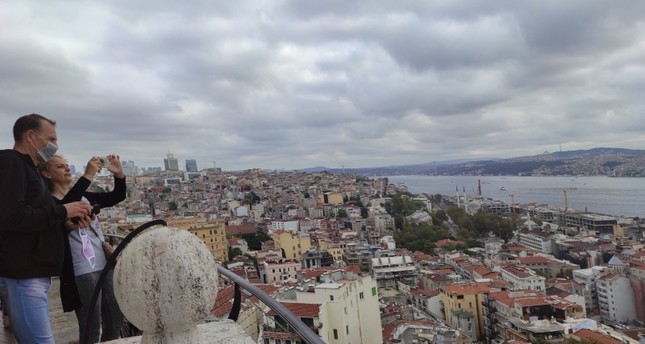 سياح فوق برج غلاطية في اسطنبول