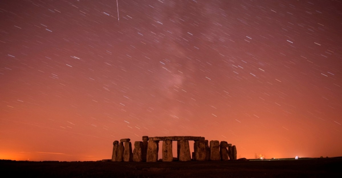 A meteor streaks past stars in the night sky over Stonehenge in Salisbury Plain, southern England August 12, 2010 (Reuters Photo)