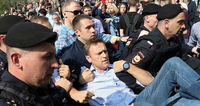 عناصر من الشرطة الروسية يلقون القبض على زعيم المعارضة أليكسي نافالني خلال احتجاجات مناهضة للرئيس فلاديمير بوتين، السبت 5 مايو 2018  أسوشيتد برس