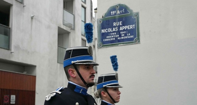 أفراد إنفاذ القانون في الشارع حيث كانت تقع مكاتب شارلي إيبدو السابقة في حفل إحياء الذكرى التاسعة للهجوم على المجلة الساخرة. باريس، في 7 يناير 2024 الفرنسية