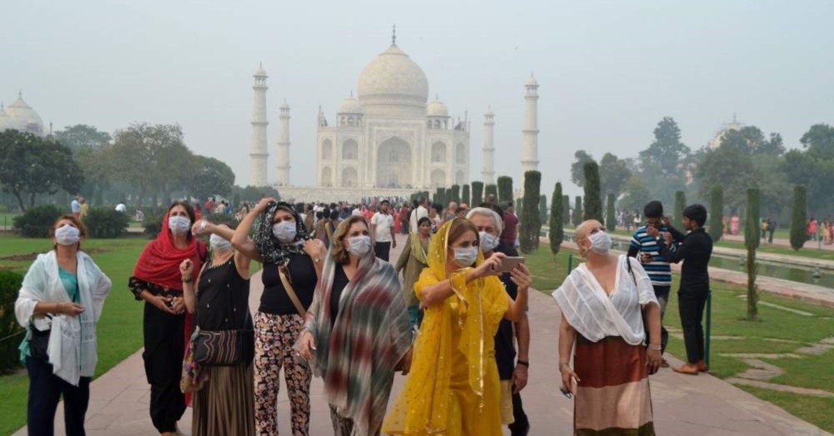 Foreign tourists wearing face masks visit the Taj Mahal under heavy smog, Agra, Nov. 4, 2019. (AFP Photo)