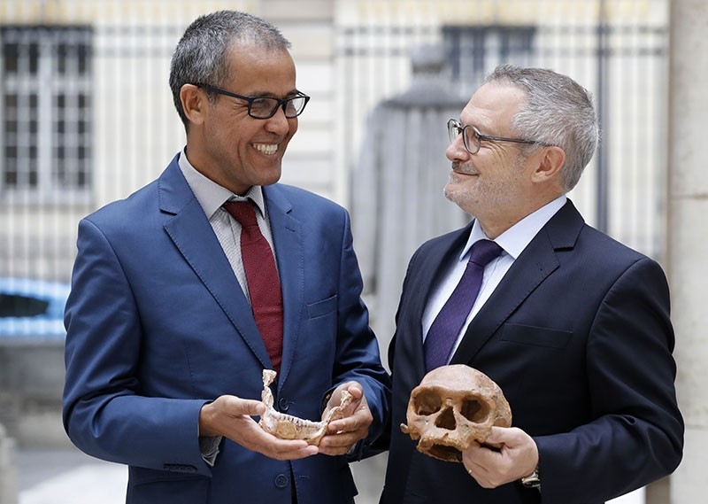 French paleoanthropologist Jean-Jacques Hublin (R) and Abdelouahed Ben-Ncer of the National Institute of Archaeology and Heritage Sciences in Morocco pose with the casting of a skull of Homo Sapiens discovered in Morocco (AFP Photo)