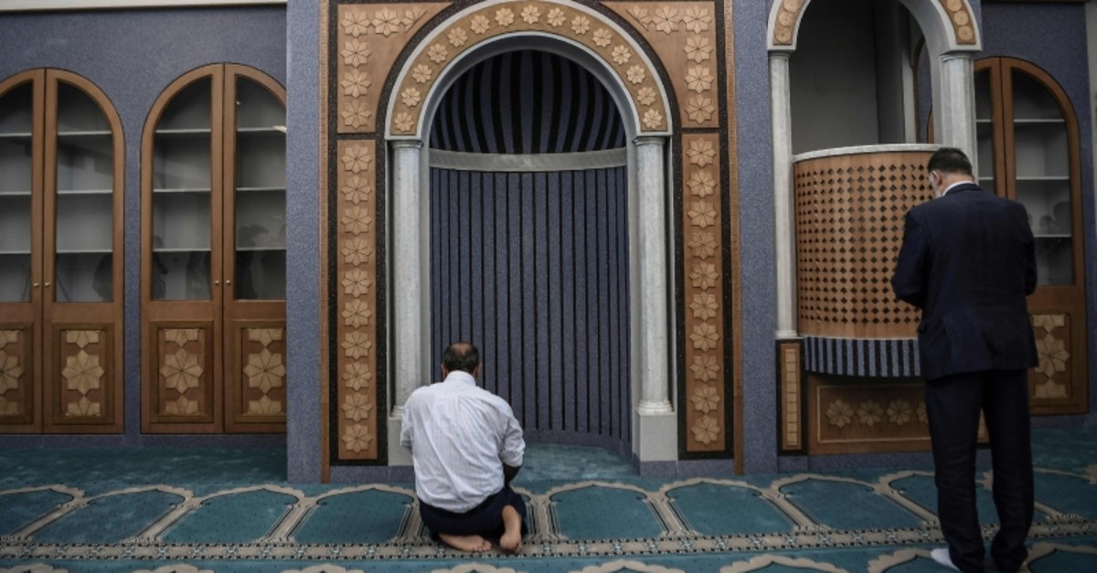 Muslims pray in a new mosque in Athens, the first official place of worship for Athens Muslims in over a century. (AFP Photo)