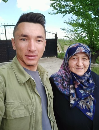 Ahmet Örken with his mother Nigar Ayyorkun. 