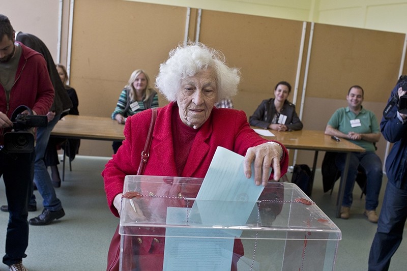 A woman casts her ballot for the presidential elections at a polling station in Belgrade, Serbia, Sunday, April 2, 2017 (AP Photo)