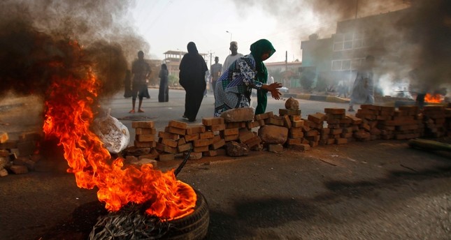 Sudanese protesters close Street 60 with burning tyres and pavers as military forces tried to disperse a sit-in outside Khartoum's army headquarters on June 3, 2019. (AFP Photo)