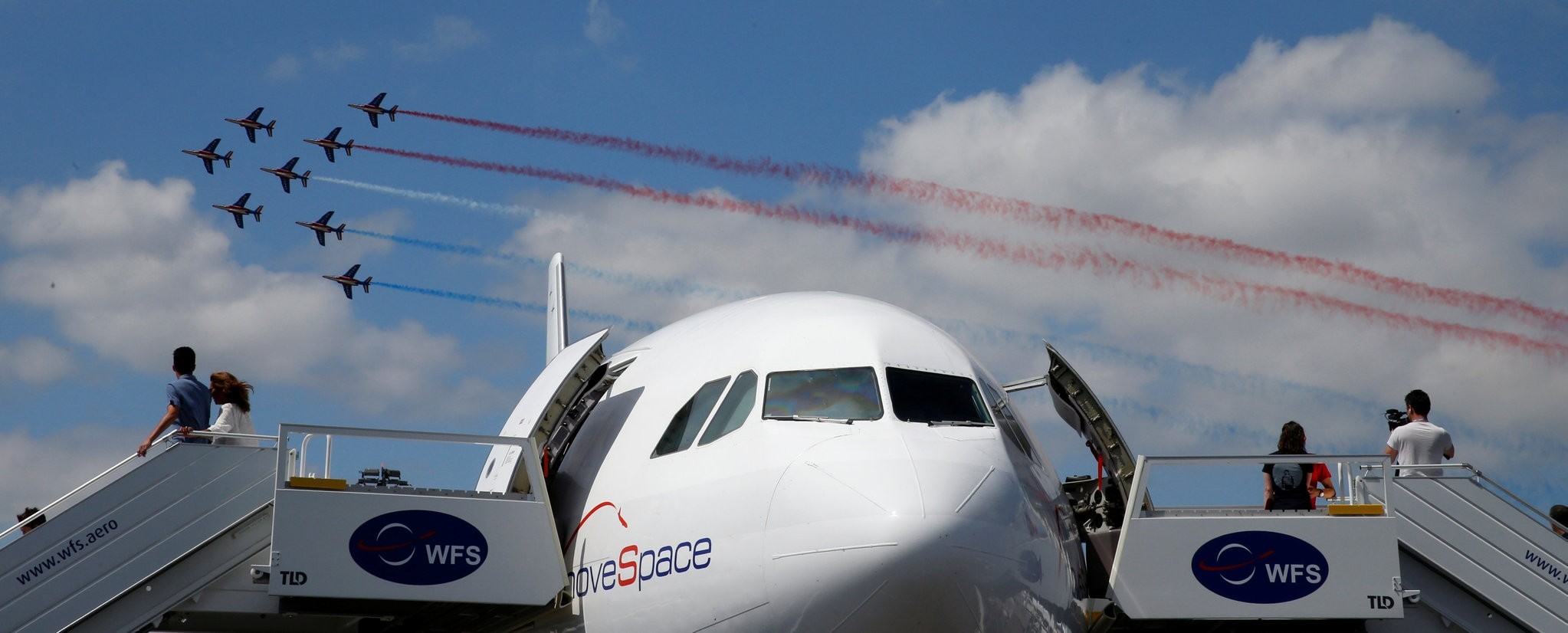 People look at Alphajet of the ,Patrouille de France, at a flying display during the 52nd Paris Air Show at Le Bourget Airport near Paris, France June 23, 2017. (REUTERS Photo)