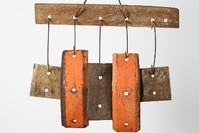 Having produced his work with iron, traverses and wooden pieces found near old, unused railways, Kuman evaluated the interactions of his work with wind, water and heat as part of the sculpture.