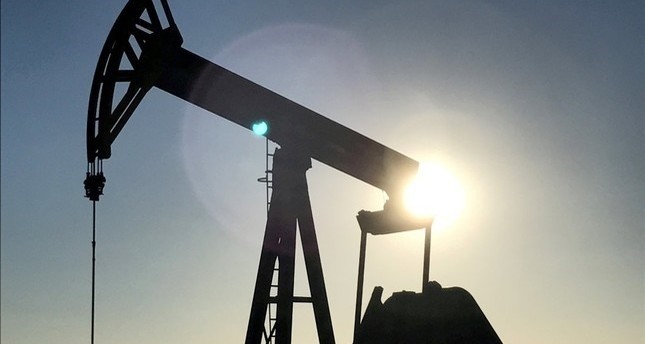 تراجع أسعار النفط مع عودة تخوفات من تخمة في المعروض
