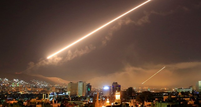 نيران صواريخ أرض في سماء دمشق فيما تشن الولايات المتحدة هجوماً على سوريا يستهدف مناطق متفرقة من العاصمة السورية، سوريا، فجر السبت، 14 أبريل 2018 AP
