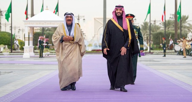 ولي العهد السعودي الأمير محمد بن سلمان بن عبد العزيز آل سعود يستقبل أمير الكويت الشيخ مشعل الأحمد الجابر الصباح لدى وصوله في أول زيارة رسمية له إلى الرياض صورة:AFP