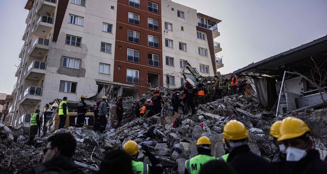 رجال إنقاذ يبحثون عن جثث الضحايا تحت أنقاض مبنى منهار في مدينة أنطاكيا مركز ولاية هطاي جنوبي تركيا، 18 فبراير/ شباط 2023 AFP