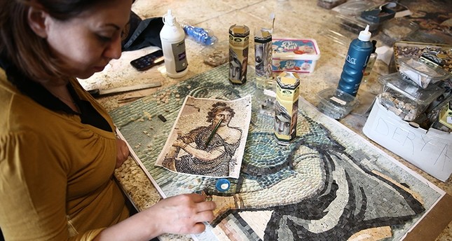 A student of Gaziantep, Turkey's mosaic course imitates the style of an ancient mosaic on display at the Zeugma Mosaic Museum (AA Photo)