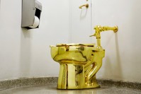 Maurizio Cattelanu2019s u201cAmerica,u201d a fully functional solid gold toilet is seen at The Guggenheim Museum in New York City, U.S., August 30, 2017. (REUTERS Photo)