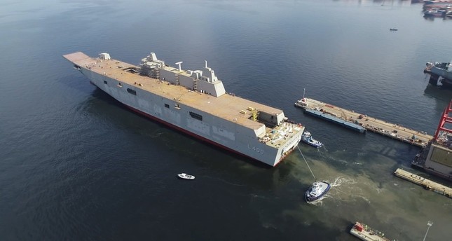 سفينة الهجوم البرمائية متعددة الأغراض TCG Anadolu كما بدت في حظيرة التصنيع الأناضول