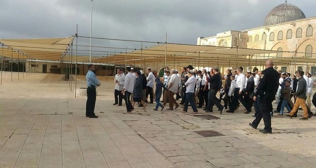 مئات المستوطنين اليهود يقتحمون المسجد الأقصى
