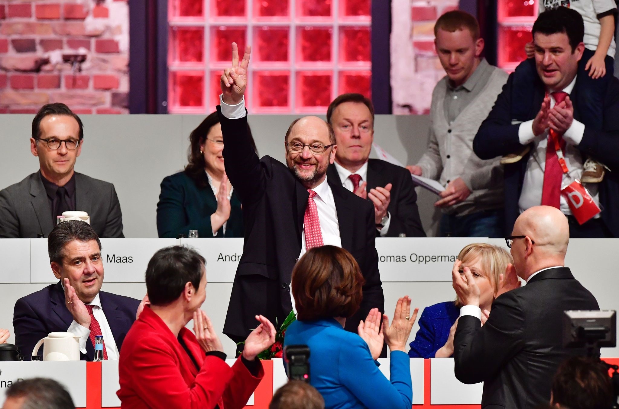 Newly elected SPD president and candidate for Chancellor of Germany's social democratic SPD party Martin Schulz flashes the V-sign after his election. (AFP Photo)