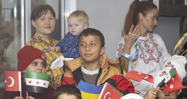 أطفال سوريون وأوكرانيون من ضحايا الحرب، وجهوا رسالة سلام باللغة التركية إلى العالم في إطار برنامج نظمه معهد يونس أمره التركي في ولاية أنطاليا الأناضول